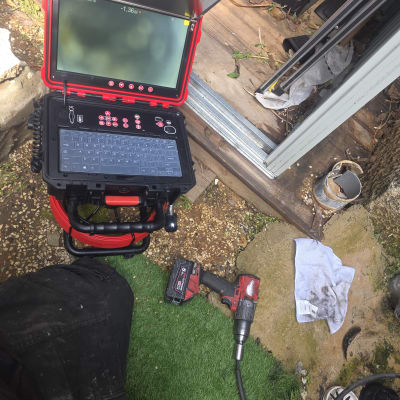 מחשב נייד וכלי עבודה בשטח חיצוני