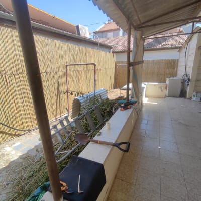 כלי גינון על שולחן, כולל את חפירה ומספריים