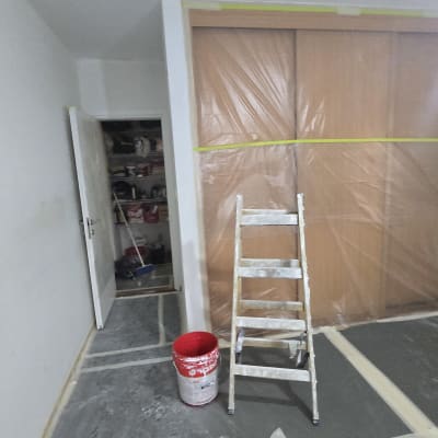 סולם ודלי צבע בחדר מוכן לצביעה