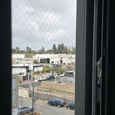 רשת הגנה על חלון למניעת כניסת יונים