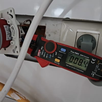 מד מתח מחובר לשקע חשמלי עם חוטים