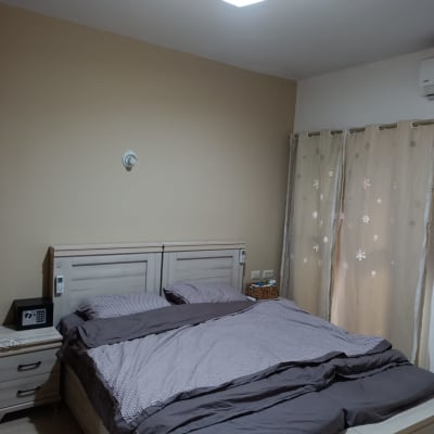 קיר צבוע בצבע בז