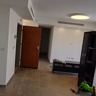 סלון ריק עם רהיטים ומרפסת פתוחה