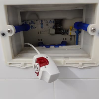 תמונה של מערכת צנרת בקיר עם חלקים חשופים