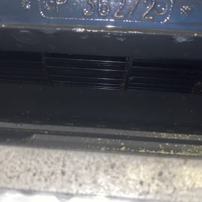 חלק פנימי של מזגן עם לכלוך ואבק