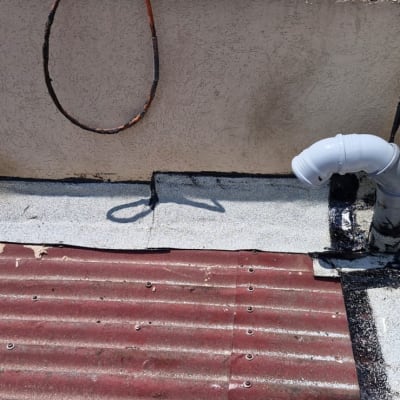 איטום גג עם יריעות ביטומניות וצינור פלסטיק