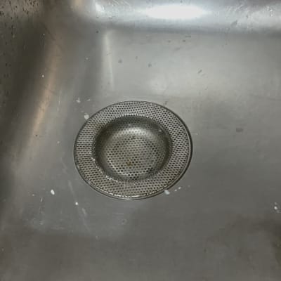 כיור נירוסטה עם מסנן מתכת עגול