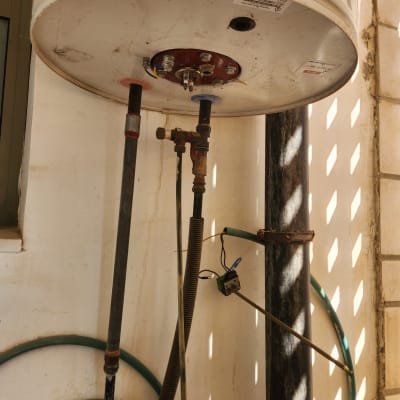 חיבורים חשמליים ודוד שמש עם צינורות