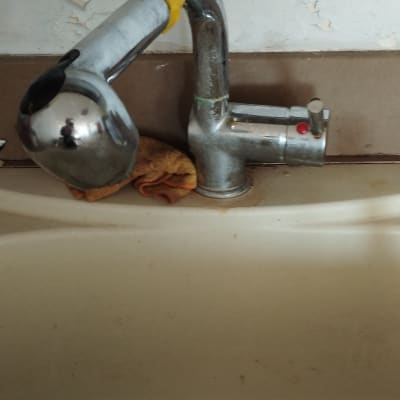 ברז מטבח עם צינור מנותק ופתח כיור