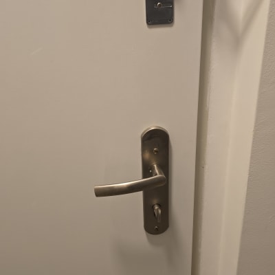 ידית ודלת עם מנעול ובריח