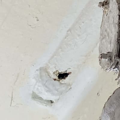 חור בקיר עם סימני תיקון