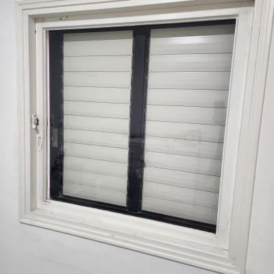 חלון זכוכית עם תריסים סגורים