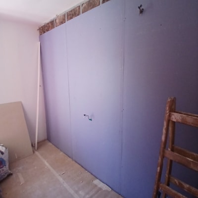 קיר גבס בבנייה עם סולם וחוטי חשמל