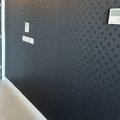 קיר עם טפט שחור ודוגמה גיאומטרית עדינה