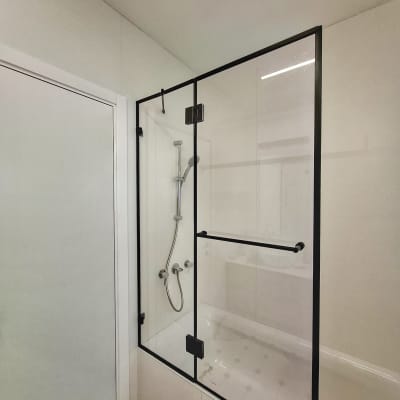 מקלחון זכוכית עם מוט מקלחת וכיור