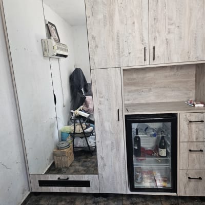 ארון עץ עם מראה ומקרר קטן