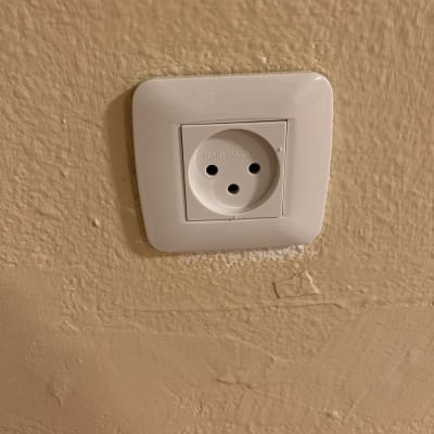 שקע חשמלי לבן מותקן על קיר