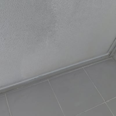 יישום וחידוש סיליקון לבן בחיבור בין זכוכית המקלחון לקיר אריחים
