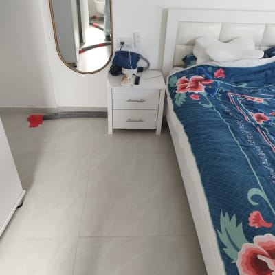 חדר שינה עם מיטה, שידה ומראה