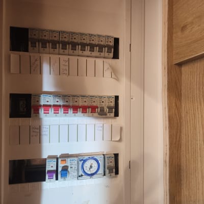 לוח חשמל עם מפסקים ומד זמן