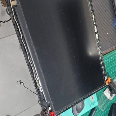 מסך מחשב מפורק עם כלים לתיקון