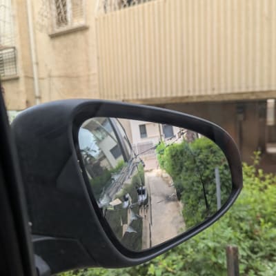 מראה צדדית של רכב עם סדקים בזכוכית