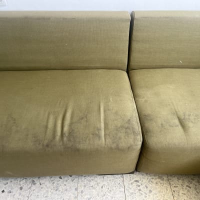 ספה ירוקה עם כתמים על הריפוד