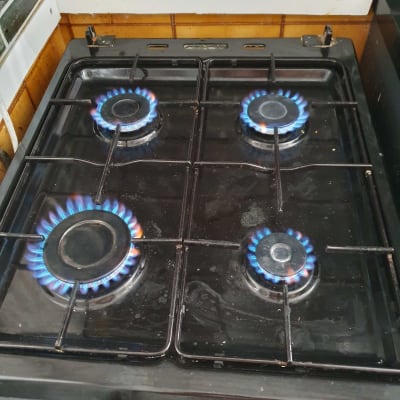 כיריים גז עם להבות כחולות במטבח