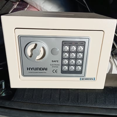 כספת עם לוח מקשים ומנעול סיבובי