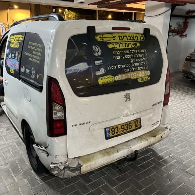 רכב שירותי דרך עם פרסום על חלון אחורי