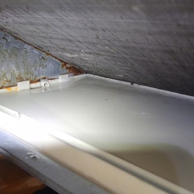 חלק פנימי של מערכת מיזוג אוויר עם חלודה