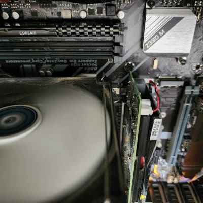 חלקים פנימיים של מחשב עם מאוורר ולוח אם