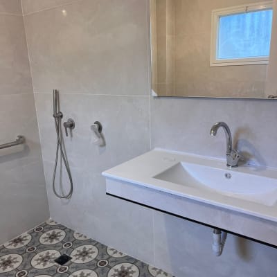 מקלחת עם ראש גשם, כיור ומראה