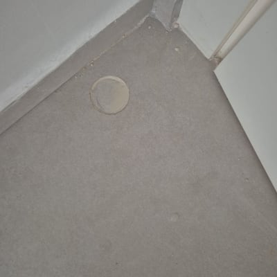 רצפה עם חור עגול בפינה, חלק מתהליך שיפוץ