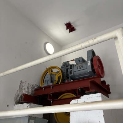 מנוע ומערכת גלגלים בחדר מכונות