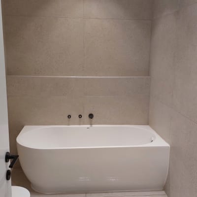 אמבטיה נקייה עם קירות אריחים בהירים