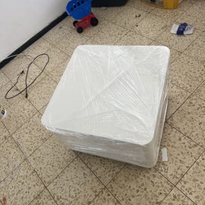 חדר עם רהיט עטוף בניילון וכלי עבודה