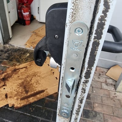 מנעול דלת עם ידית שחורה וברגים
