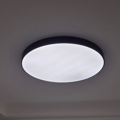 תאורת תקרה עגולה דולקת על תקרה