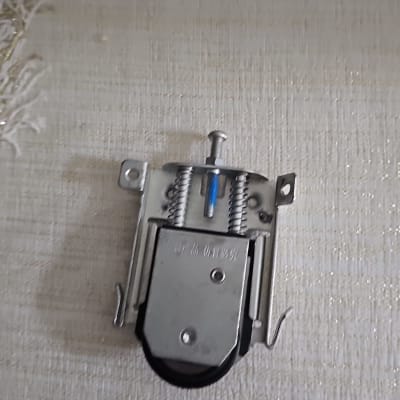 מנגנון מתכת עם קפיצים וברגים על רקע בהיר