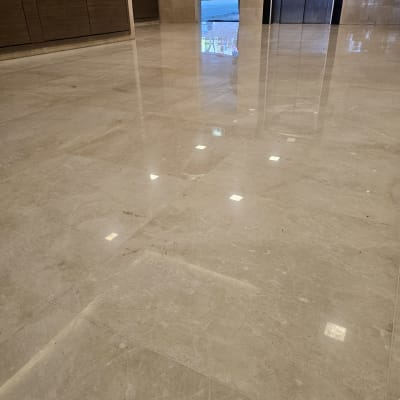 רצפה מבריקה בלובי עם השתקפות אור