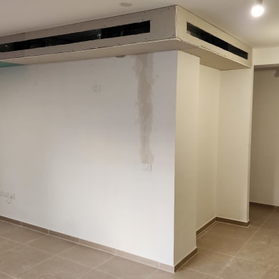 תעלות מיזוג אוויר בתקרה בחדר ריק