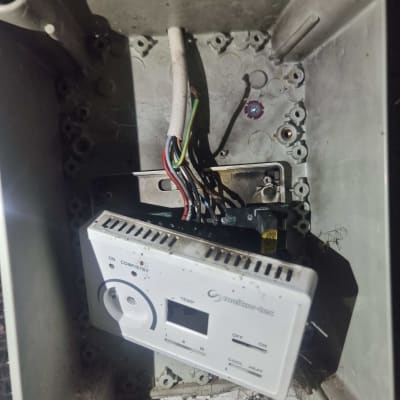 תרמוסטט ומערכת חוטים בתוך תיבת חיבורים