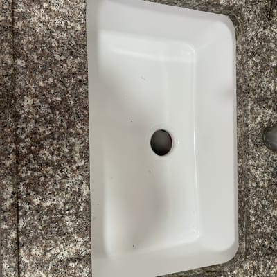 כיור לבן מותקן בשיש גרניט