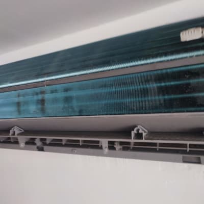 יחידת מיזוג אוויר על קיר לבן