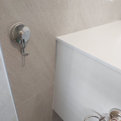 קיר שיש עם מתלה מתכת וכיור לבן