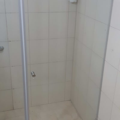 דלת זכוכית במקלחת עם מסגרת מתכת