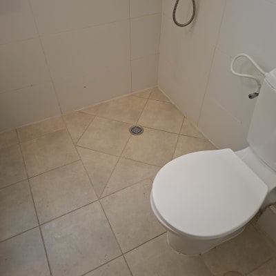 רצפת חדר אמבטיה עם שירותים וניקוז