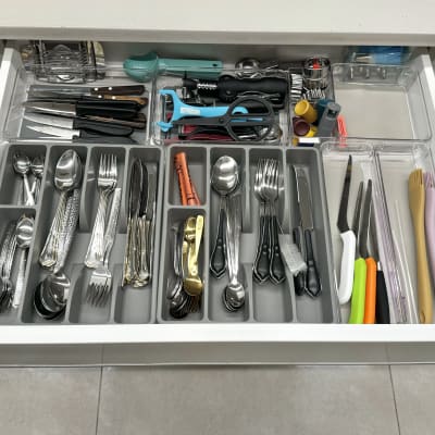 מגירת סכו"ם מאורגנת עם סכינים, מזלגות וכפות