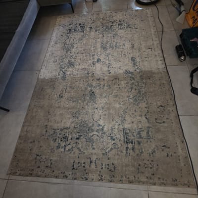 שטיח על רצפה עם כלי ניקוי לידו